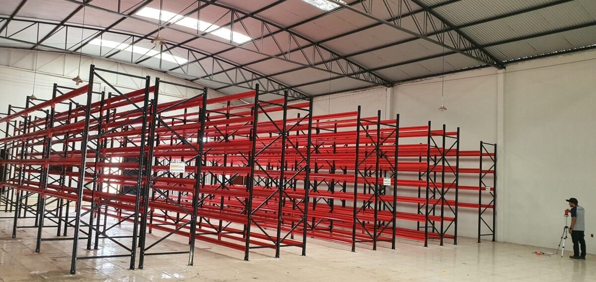 Estruturas porta-paletes em galpão industrial